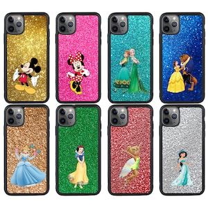 Puede incluir: Ocho fundas de teléfono de purpurina diferentes con personajes de Disney. Las fundas son todas negras con un diseño de purpurina. Los personajes incluyen Mickey Mouse, Minnie Mouse, Elsa y Anna de Frozen, Bella y la Bestia de La Bella y la Bestia, Blancanieves, Campanita y Jasmine de Aladdin.