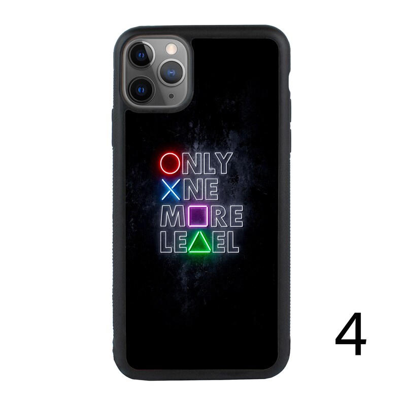 Puede incluir: Carcasa de tel&eacute;fono negra con un dise&ntilde;o de ne&oacute;n que dice "ONLY ONE MORE LEVEL" con un c&iacute;rculo rojo, una X azul, un cuadrado morado y un tri&aacute;ngulo verde.