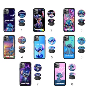 Puede incluir: Ocho fundas para teléfono diferentes con un personaje de dibujos animados azul con orejas grandes y una sonrisa traviesa. Cada funda tiene un diseño de fondo diferente, incluyendo una galaxia, una puesta de sol y un corazón. Las fundas vienen con un agarre de teléfono a juego.