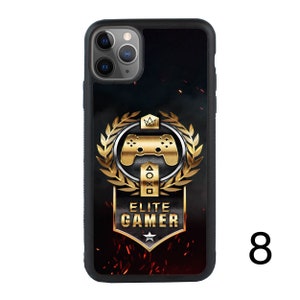 Puede incluir: Funda de tel&eacute;fono negra con un logotipo de jugador dorado que presenta un mando, una corona y el texto "Elite Gamer".