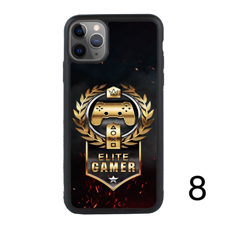 Puede incluir: Funda de tel&eacute;fono negra con un logotipo de jugador dorado que presenta un mando, una corona y el texto "Elite Gamer".