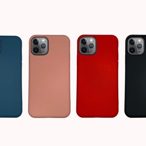 Könnte beinhalten: Vier Silikon-Handyhüllen in verschiedenen Farben: Blau, Rosa, Rot und Schwarz. Die Hüllen sind für ein Smartphone mit einem dreifachen Kameraobjektiv konzipiert.