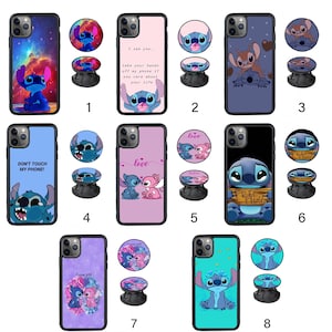 Könnte beinhalten: Set mit 8 Handyhüllen mit Stitch aus Lilo & Stitch. Jede Hülle hat ein anderes Design mit einem Pop Socket. Die Designs beinhalten Stitch mit Sternen, Stitch mit Herzen, Stitch mit einer Liebesbotschaft, Stitch mit einem Schild "Free Hug", Stitch mit einem Galaxie-Hintergrund und Stitch mit einer Liebesbotschaft.