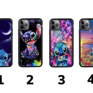 Może przedstawiać: Cztery różne etui na telefon z Stitch z Lilo & Stitch. Etui są czarne z różnymi kolorowymi wzorami. Jedno etui przedstawia Stitch na tle nocnego, gwieździstego nieba, drugie przedstawia Stitch z kolorowym wzorem rozbryzgów farby, trzecie przedstawia Stitch na tle błyszczącego tła, a ostatnie etui przedstawia Stitch na plaży z palmami.