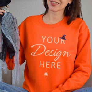 Gildan 18000 Halloween Orange Mockup, Herbst Modell Mockup 18000, Orange Gildan Crewneck Mockup, Herbst Gildan 18000 Mockups