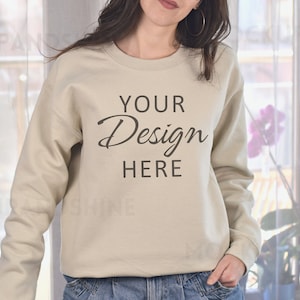 Gildan 18000 Sand Mock-up, Gildan Sand Sudadera Mockup, Modelo de sudadera Mockup, Sand Gildan Crewneck Mockups, Heavy Blend Sweater Sand