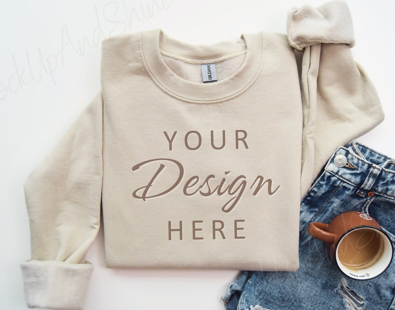 Może przedstawiać: Beżowa bluza z długimi rękawami i okrągłym dekoltem. Na przodzie bluzy znajduje się napis "YOUR Design HERE".