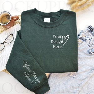 Gildan 18000 ärmmodell skogsgrön, platt lay-mockup för tröja med rund hals, Gi180 tröjärmmodell, mörkgrön pod-mockup