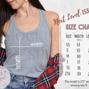Może przedstawiać: Szary top na ramiączkach z tabelą rozmiarów pokazującą wymiary w calach. Tabela zawiera rozmiary XS, S, M, L, XL i 2XL. Tekst "Next Level 1533" znajduje się na górze tabeli.