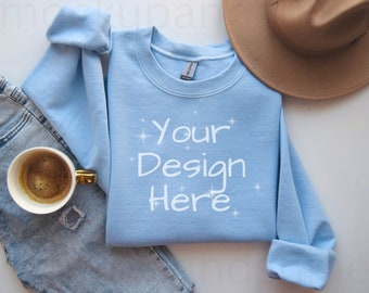Maquette Gildan 18000 Flat Lay Light Blue, Maquette Gi18000, Maquette de sweat-shirt, Maquette de col rond Gildan, Pull Heavy Blend, G18000 Bleu clair