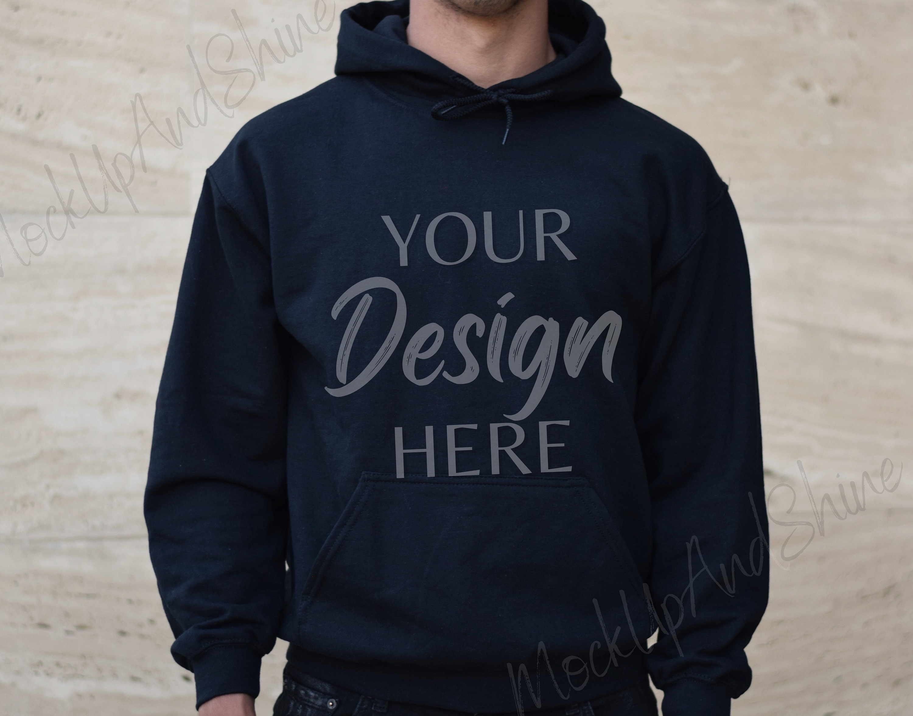 Gildan 18500 Schwarzer Hoodie Mockup, männliches Modell Mock, Unisex Kapuzen-Sweatshirt, Herren Schwarz Gildan 18500 Lifestyle Mockup, Gesichtslose Mockup