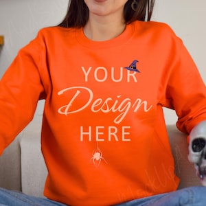 Gildan 18000 Halloween Orange Mockup, Herbst Modell Mockup 18000, Orange Gildan Crewneck Mockup, Herbst Gildan 18000 Mockups