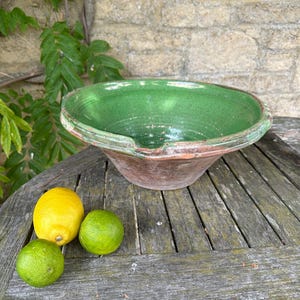 Cuenco antiguo provenzal francés Tian, palangana de terracota vidriada en verde.