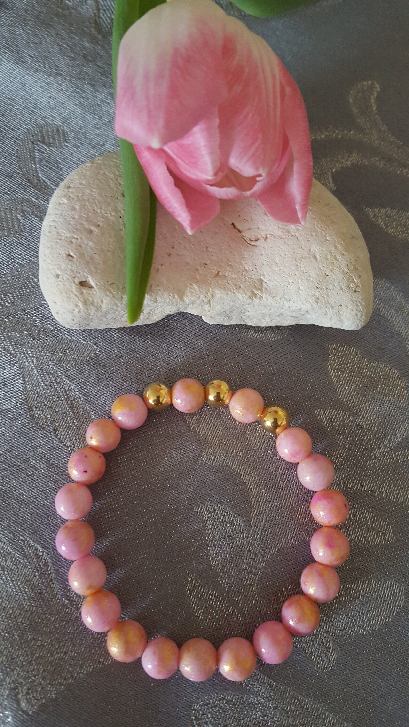 Bracciale in giada rosa - giada colorata go!d con perline da 8 mm + 3 perline dorate; Circonferenza del braccio di 15-16 cm, idea regalo per donne, festeggiate - Italia