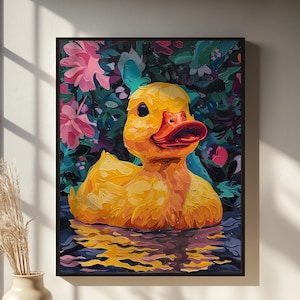 Puede incluir: Pintura enmarcada de un patito de goma amarillo con pico rojo y ojos negros en el agua. El fondo presenta flores rosas y hojas verdes. La obra de arte se presenta en un marco negro.