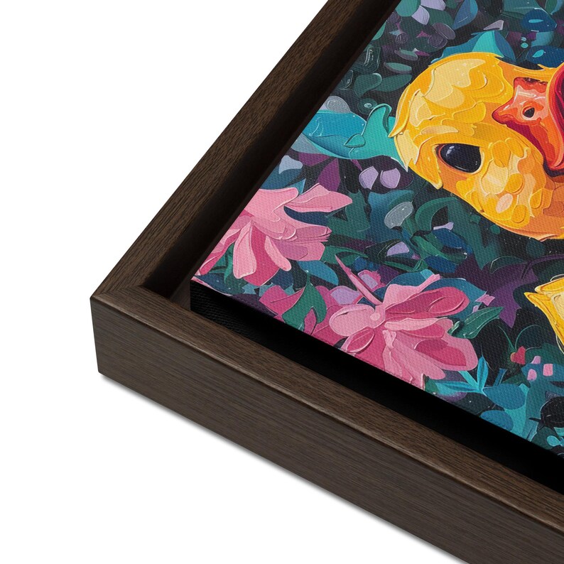 Puede incluir: Impresi&oacute;n en lienzo enmarcada que presenta una pintura impresionista vibrante de un pato amarillo con pico rojo, rodeado de flores rosas y follaje verde exuberante. La obra de arte est&aacute; enmarcada en un marco de madera marr&oacute;n oscuro.