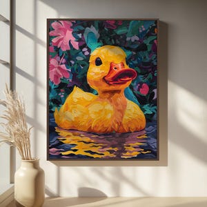 Puede incluir: Pintura enmarcada de un patito de goma amarillo flotando en el agua, rodeado de flores y follaje coloridos. El pato tiene un pico de color naranja brillante y se encuentra sobre un fondo oscuro.