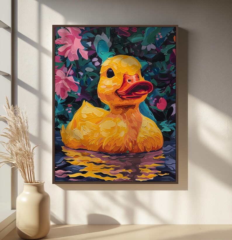 Puede incluir: Pintura enmarcada de un patito de goma amarillo flotando en el agua, rodeado de flores y follaje coloridos. El pato tiene un pico de color naranja brillante y se encuentra sobre un fondo oscuro.