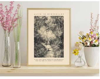 Peut inclure: Une affiche encadrée avec une illustration en noir et blanc d'"Alice au pays des merveilles". L'image montre une fille marchant sur un chemin dans une forêt. Le texte en haut indique "ALICE IN WONDERLAND" et une citation de Lewis Carroll en bas.
