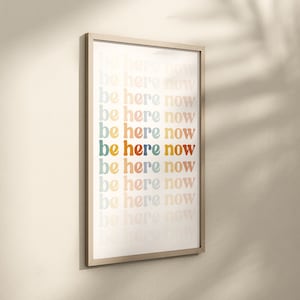 Erhebend sei hier jetzt Druck | Inspirierende Wandkunst | Positive Affirmation | Motivierendes Zitat | Meditations Kunst | Haus & Büro Dekor