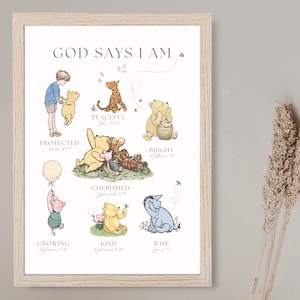 Puede incluir: Un estampado enmarcado con ilustraciones de los personajes de Winnie the Pooh y el texto "GOD SAYS I AM". El estampado incluye las palabras "Protected", "Peaceful", "Bright", "Cherished", "Growing", "Kind" y "Wise".
