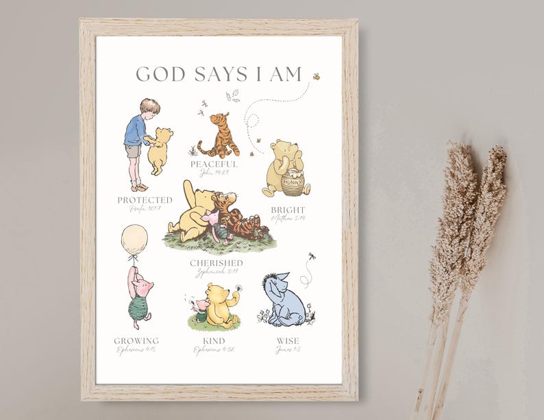 Puede incluir: Un estampado enmarcado con ilustraciones de los personajes de Winnie the Pooh y el texto "GOD SAYS I AM". El estampado incluye las palabras "Protected", "Peaceful", "Bright", "Cherished", "Growing", "Kind" y "Wise".