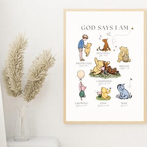 Puede incluir: Un p&oacute;ster enmarcado con ilustraciones de los personajes de Winnie the Pooh y el texto "GOD SAYS I AM". Las ilustraciones incluyen a Pooh, Piglet, Tigger y Eeyore, cada uno representando un atributo positivo como "Protegido" y "Sabio".