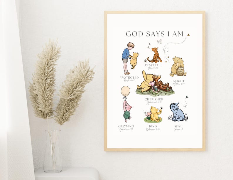 Puede incluir: Un p&oacute;ster enmarcado con ilustraciones de los personajes de Winnie the Pooh y el texto "GOD SAYS I AM". Las ilustraciones incluyen a Pooh, Piglet, Tigger y Eeyore, cada uno representando un atributo positivo como "Protegido" y "Sabio".
