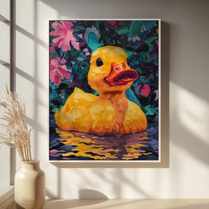 Puede incluir: Pintura enmarcada de un patito de goma amarillo flotando en el agua. El pato tiene un pico de color naranja brillante y est&aacute; rodeado de flores y follaje coloridos. La obra de arte tiene un estilo pict&oacute;rico texturizado.