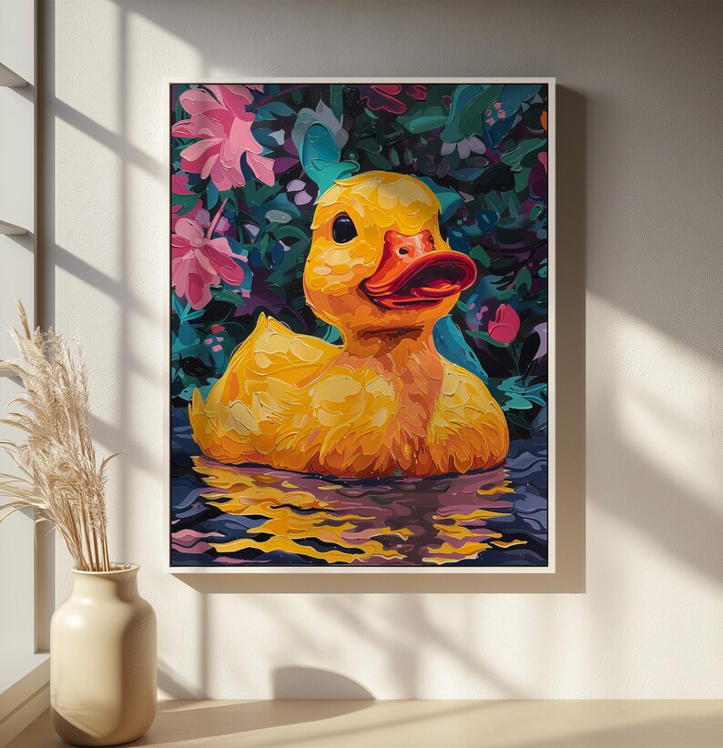Puede incluir: Pintura enmarcada de un patito de goma amarillo flotando en el agua. El pato tiene un pico de color naranja brillante y est&aacute; rodeado de flores y follaje coloridos. La obra de arte tiene un estilo pict&oacute;rico texturizado.