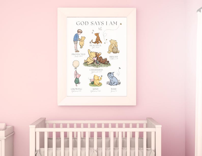 Puede incluir: Un cuadro enmarcado con el texto "GOD SAYS I AM" e ilustraciones de los personajes de Winnie the Pooh. El cuadro est&aacute; en un marco blanco y cuelga de una pared rosa sobre una cuna blanca. Las ilustraciones incluyen a Pooh, Piglet y Tigger.