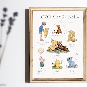 Puede incluir: Una impresi&oacute;n enmarcada con ilustraciones de los personajes de Winnie the Pooh y el texto "GOD SAYS I AM". La impresi&oacute;n incluye las palabras "Protected", "Peaceful", "Bright", "Cherished", "Growing", "Kind" y "Wise".