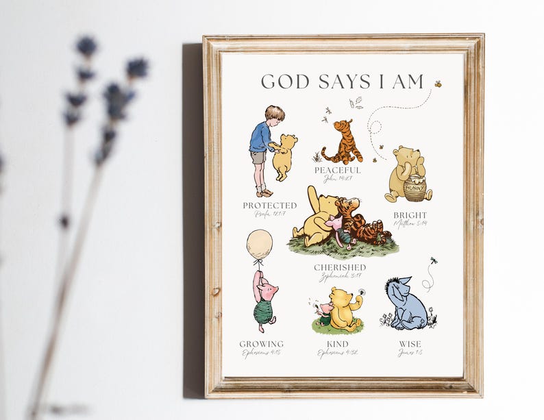 Puede incluir: Una impresi&oacute;n enmarcada con ilustraciones de los personajes de Winnie the Pooh y el texto "GOD SAYS I AM". La impresi&oacute;n incluye las palabras "Protected", "Peaceful", "Bright", "Cherished", "Growing", "Kind" y "Wise".