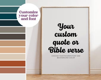 Può includere: Un modello di arte da parete stampabile con il testo "La tua citazione personalizzata o versetto biblico" e istruzioni per scegliere un font e un colore di sfondo preferiti. Il modello è visualizzato in una cornice bianca contro una parete bianca.