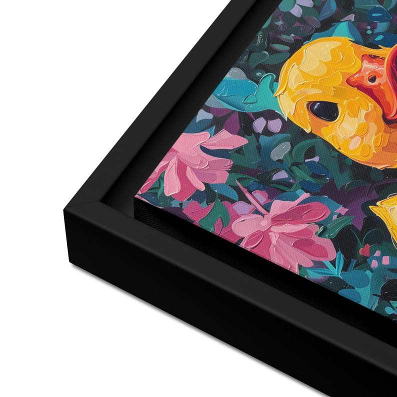Puede incluir: Impresi&oacute;n art&iacute;stica en lienzo enmarcada que presenta una pintura en primer plano de un pato amarillo con pico rojo, rodeado de flores rosas y follaje verde. La obra de arte est&aacute; enmarcada en un marco rectangular negro.