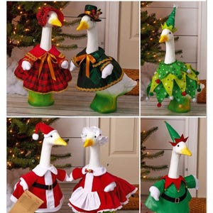 Può includere: Cartamodello Simplicity S3187 per sei abiti decorativi per oche. I modelli includono un vestito a quadri rossi con cuffietta, una mantella verde con cilindro, un costume da elfo verde, un abito da Babbo Natale, un vestito con grembiule e una tunica da elfo.