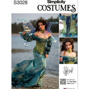 Pode incluir: Um envelope de molde de costura Simplicity Costumes S3028 apresentando um traje de fada com um vestido azul-petróleo de ombros caídos, um corpete verde com detalhes de folhas e asas azuis iridescentes. Inclui um código QR e texto.