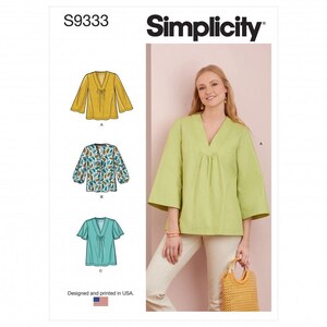 Op de afbeelding: Simplicity naaipatroon S9333 met een V-hals top in drie variaties: een effen mosterdgele top met lange mouwen, een top met lange mouwen en een veelkleurige bladerprint, en een effen turquoise top met korte mouwen. Inclusief een limoengroene versie.