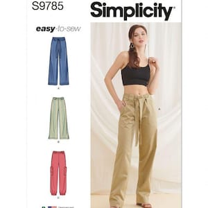 Puede incluir: Patrón de costura Simplicity S9785 para pantalones fáciles de coser. El patrón presenta tres variaciones: pantalones anchos con cintura de lazo, pantalones anchos a rayas y pantalones estilo cargo con bolsillos laterales y tobillos ajustados. Incluye ilustraciones y texto.