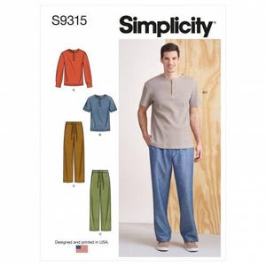 Könnte beinhalten: Simplicity Schnittmuster S9315 mit Illustrationen eines langärmeligen Henley-Shirts, eines kurzärmeligen Henley-Shirts und einer Hose mit Kordelzug. Das Schnittmuster enthält ein Foto eines Modells in einem beigen Henley-Shirt und blauer Hose.