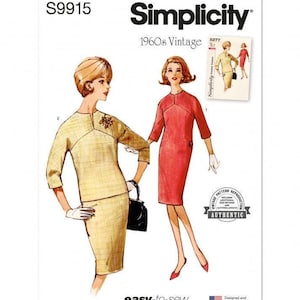 Op de afbeelding: Een Simplicity S9915 1960s Vintage naaipatroon-envelop met illustraties van twee jurken. De ene is een geel gestructureerd tweedelig pak met een broche en zwarte handtas, de andere een effen rode jurk. Bevat tekst: Simplicity, 1960s Vintage, easy-to-sew.