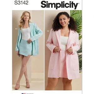 Peut inclure: Le patron Simplicity S3142 présente deux variantes d'un ensemble blazer et jupe. Une version est bleu clair et l'autre rose clair. Les deux ensembles comprennent un blazer à manches longues avec poches avant et une jupe assortie sur un haut blanc.