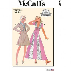 Op de afbeelding: McCall's M8431 naaipatroon envelop met illustraties van twee outfits in jaren 70-stijl. Model A is een lange roze jurk met bloemmotieven en korte mouwen. Model B is een rok- en jasje-set tot op de knie met een lichtblauw overhemd.