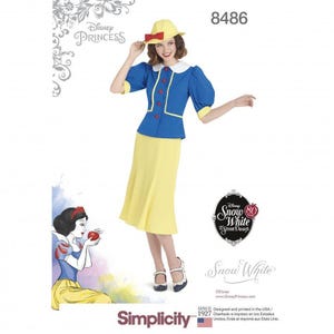 Op de afbeelding: Een naaipatroon-envelop voor een Sneeuwwitje-kostuum met een blauw jasje met rode knopen, een witte kraag, een gele rok en een gele hoed met een rode strik. De verpakking toont de tekst Disney Princess, 8486 en Snow White and the Seven Dwarfs.