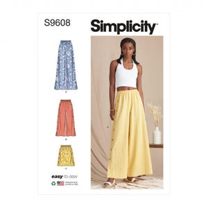 Op de afbeelding: Simplicity naaipatroon S9608 met wijde broeken met knopen aan de zijkant. Het patroon bevat drie variaties: een blauwe broek met bloemenprint, een effen koraalkleurige broek en een gele broek met bloemenprint. De hoes toont de gele broek.