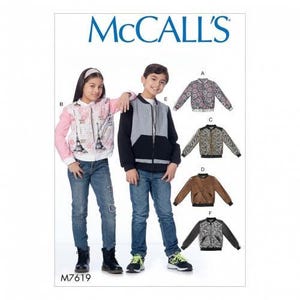Op de afbeelding: McCall's M7619 naaipatroon-envelop met illustraties van bomberjacks. Eén jas heeft een roze en witte Eiffeltoren-print, een andere is grijs en zwart, en andere tonen bloemen-, luipaard-, bruine en zwart-witte patronen.