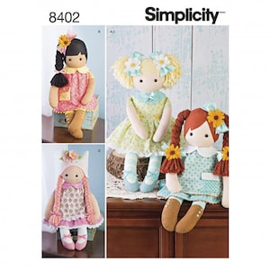 Peut inclure: Patron Simplicity 8402 présentant quatre poupées en tissu avec des cheveux en laine, des robes à fleurs et des accessoires. Les poupées ont des traits du visage brodés, des cheveux noirs, blonds ou bruns et portent des tenues à motifs.