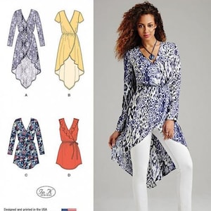 Może przedstawiać: Koperta z wykrojem krawieckim Simplicity 1064 easy-to-sew zawierająca cztery warianty sukienek z kopertowym przodem i asymetrycznym dołem. Okładka przedstawia szkice techniczne projektów oraz zdjęcie tuniki z długim rękawem w niebiesko-biały wzór zwierzęcy noszonej do białych spodni.