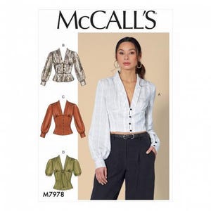 Op de afbeelding: McCall's M7978 naaipatroon-envelop met een wit en zwart geblokte blouse met lange mouwen, knoopsluiting, diepe V-hals en kraag. Bevat illustraties van drie extra blousevarianten met verschillende mouwlengtes en kleuren.
