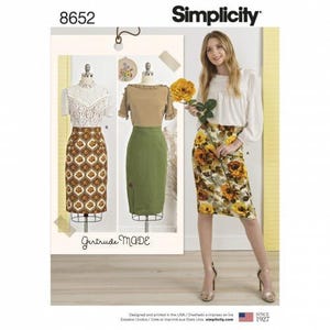 Op de afbeelding: Simplicity naaipatroon 8652 van Gertrude Made toont drie rokontwerpen. Eén is een bruine geometrische print, één is effen olijfgroen en één is een gele en bruine bloemenprint. Het patroon bevat instructies voor het maken van deze rokken.